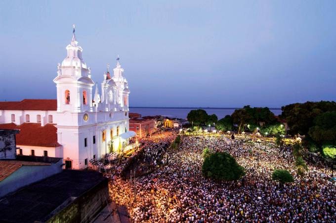 Procissão do Círio de Nazaré em frente à Igreja Catedral de Nossa Senhora da Graça, Belém do Pará. Image © Cesar Duarte/TYBA