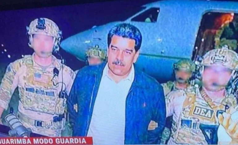 Nicolás Maduro em discurso oficial com bandeira da Venezuela ao fundo